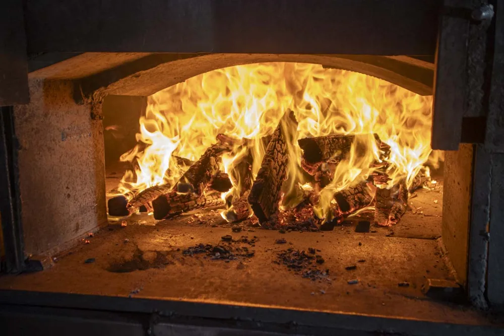 Il fuoco nel forno a legna del Panificio Vecchia Tradizione