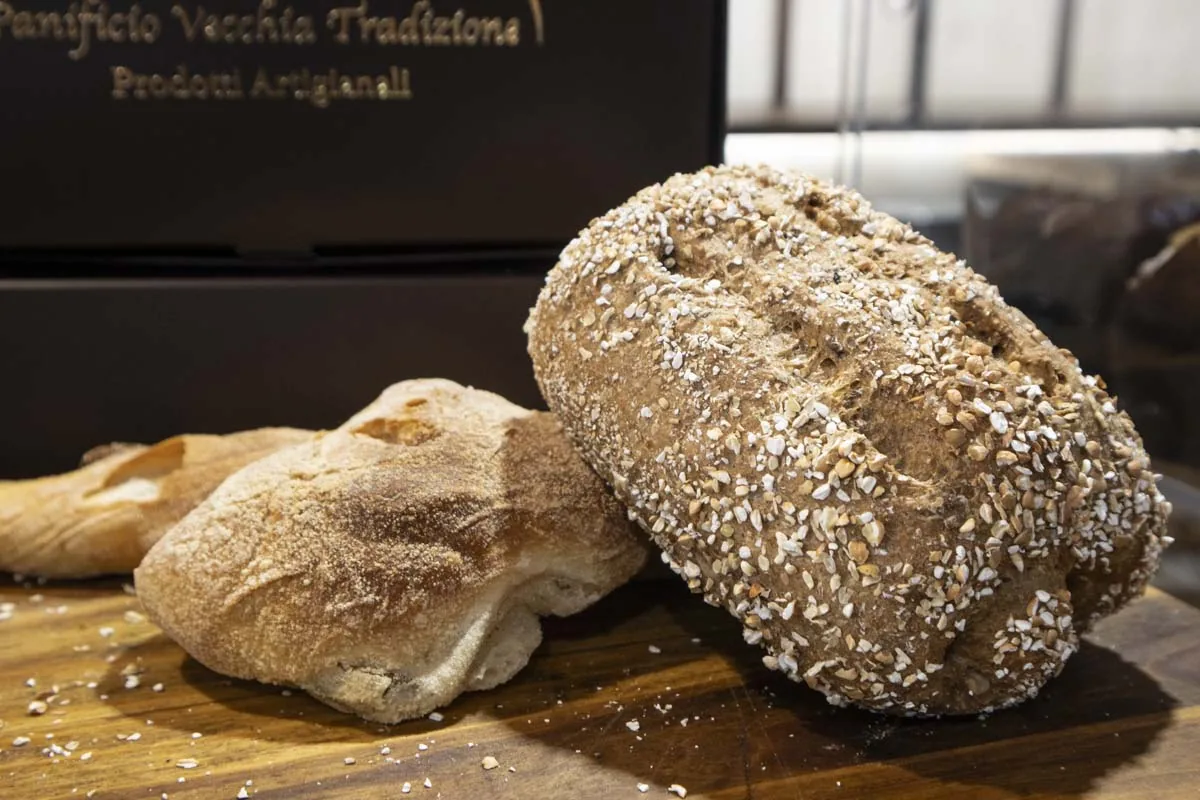 Pagnotte artigianali con crosta dorata e semi, al Panificio Vecchia Tradizione